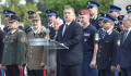 Orbán Viktor a Hősök terén találkozott rengeteg fiatal rendőrrel, és rögtön azt hitte, ő a világ legkeményebb miniszterelnöke