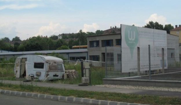 Így égetünk százmilliókat Magyarországon: a beígért napelemgyár sehol, csak a gaz nő