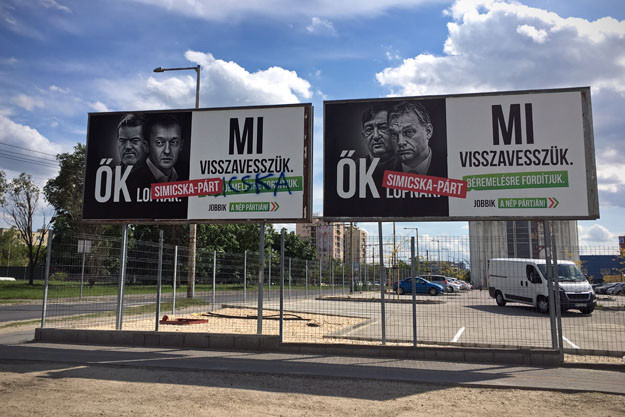 Alkalmatlan és Alaptörvény-ellenes az erőből átnyomott plakáttörvény