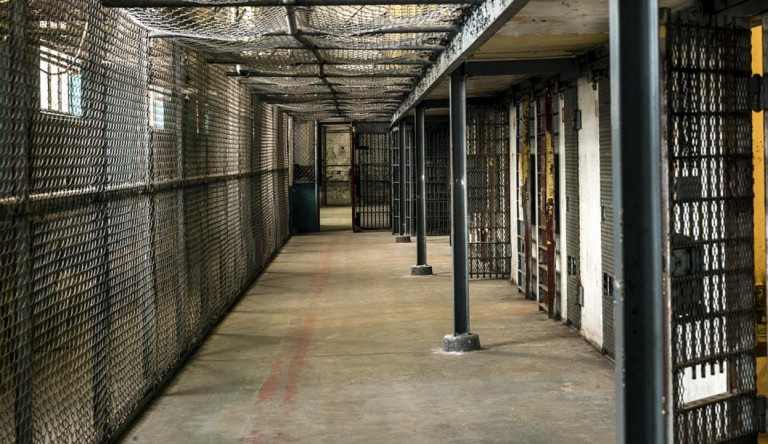 Életveszélyesen megvert egy fogvatartottat négy börtönőr