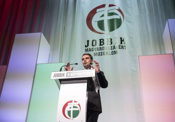 Vona Gábor néppártosodása az Egészséges Fejbőrrel – Miért népszerűsít a Jobbik egy rasszista portált?