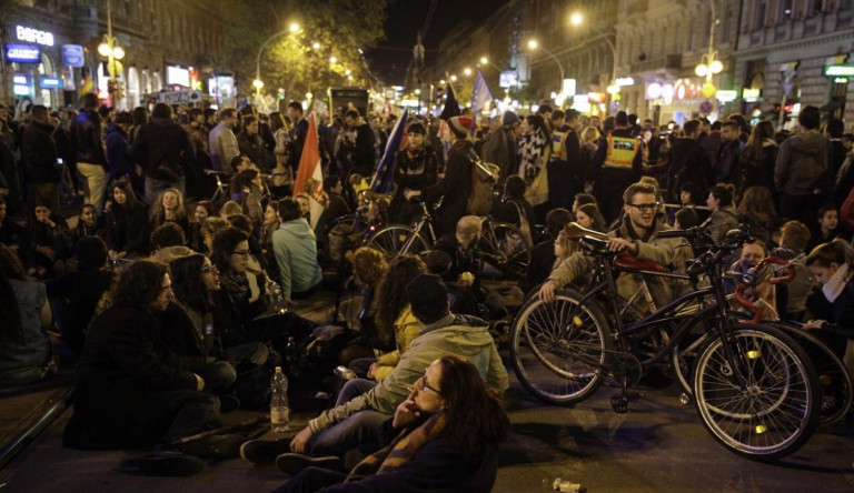 Nemcsak a 18 éves fiatalért, hanem egy normális országért is tüntetnek ma este