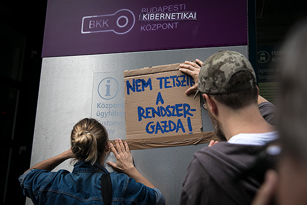 Három nappal a tervezett indulás után írt alá a BKK és a T-Systems az online jegyértékesítésről