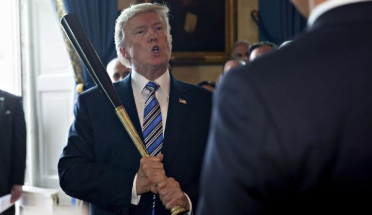 Megszavazta az amerikai szenátus a pénzügyi szankciókat és Trump hatalmának korlátozását