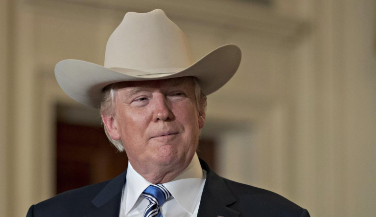 Az elnök felsül: Donald Trump arra biztatta a rendőröket, hogy ne féljenek durvának lenni, mire a rendőrség visszaszólt neki, hogy ez hülyeség