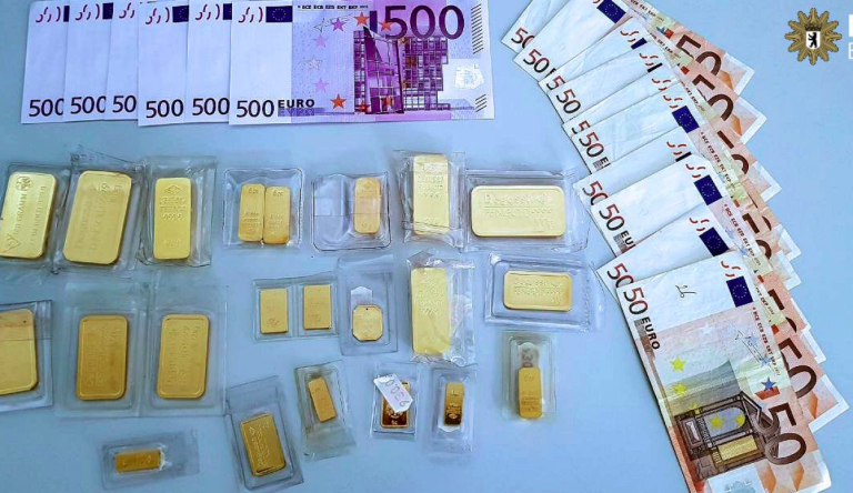 Egy kiló aranyat és 3500 eurót talált egy parkban, de azonnal visszaadta