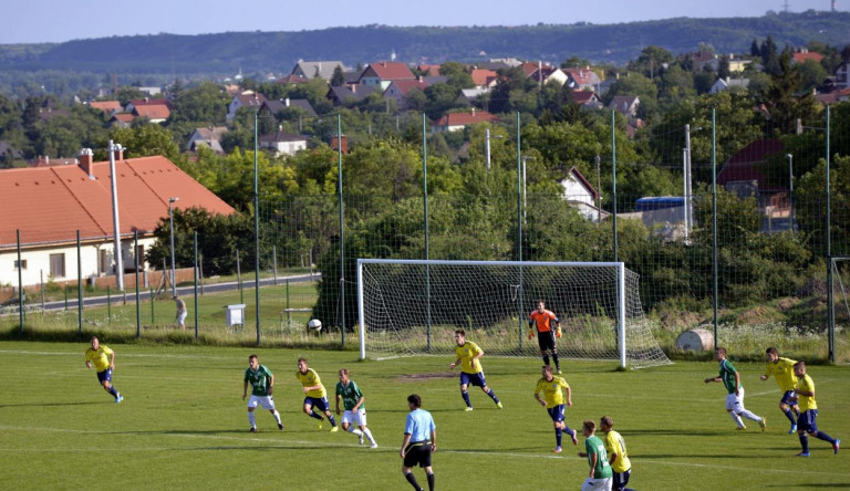 Itt tényleg mindenki megőrült? Meghalt egy játékvezető, mert a hőségriadó idején futtatták