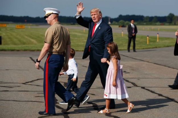 Donald Trump és családja megérkezik New Jerseybe, ahol az elnök a 17 napos szabadságát tölti