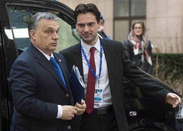 Orbán Viktor és hű védelmezője, a sajtó megállítója, Havasi Bertalan