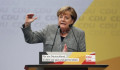 Merkel még akarja a menekültkvótát, de nem venné el az uniós pénzeket