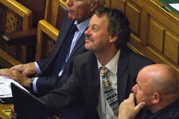 Révész Máriusz kormánybiztos női fenékkel próbálja vonzóvá tenni a kerékpáros-találkozót 