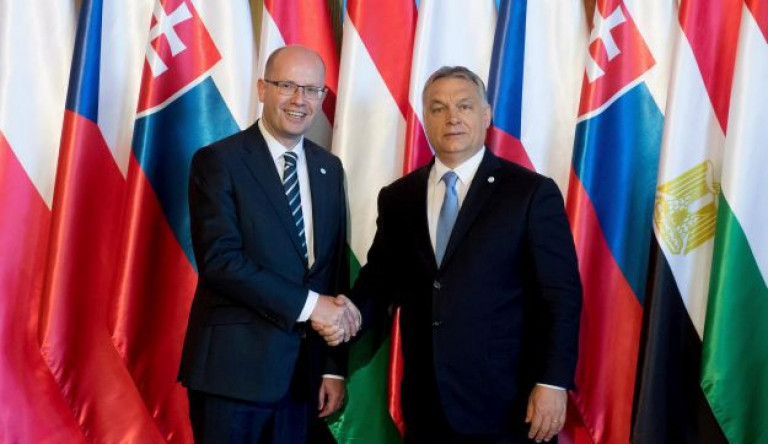 Bomlik a V4: Fico után Sobotka is elhátrál Orbán mellől