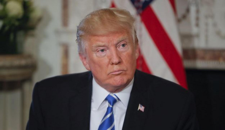 Bezuhant Trump támogatottsága, miután a nácikat és az ellenük tüntetőket egyaránt hibáztatta az erőszakért