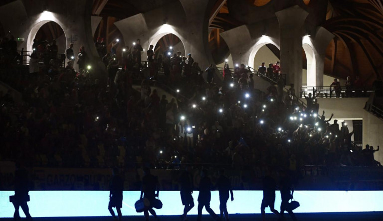 Nincs is ennél szebb: milliárdokat szórnak el a kutyát sem érdeklő focijukra, de még egy rendes meccset sem tudnak összehozni