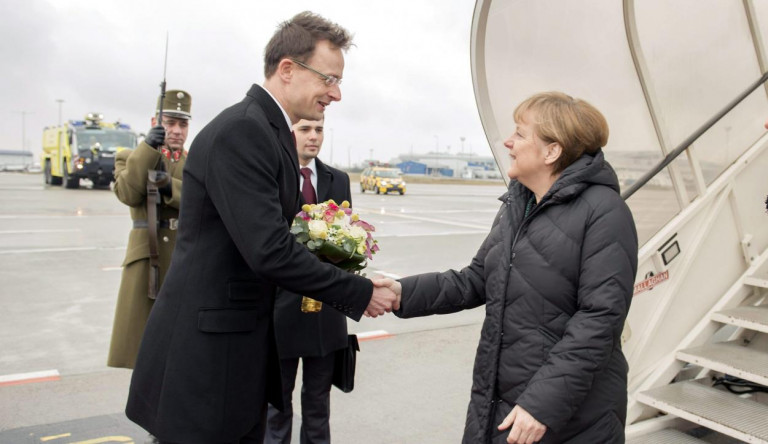 Szijjártó Péter visszavágott Angela Merkelnek, de úgy, mint egy félős kisóvodás