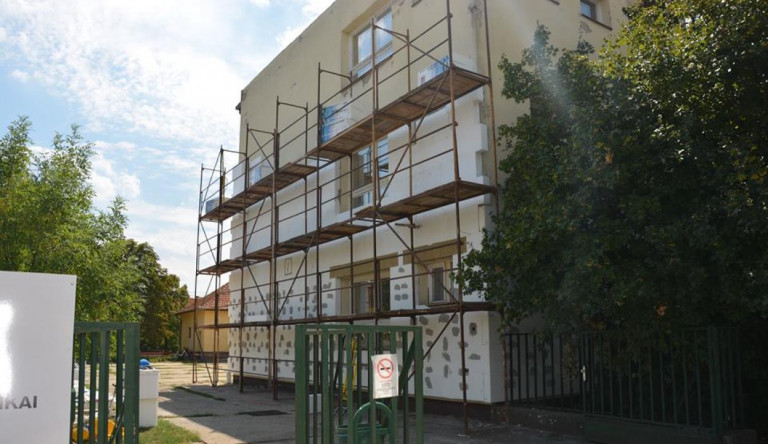 Nem tudja tartani a határidőket az iskolát felújító NER-közeli kivitelező