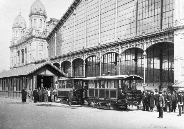A nagykörúti próbavillamos végállomása a Nyugati pályaudvar előtt, 1887-ben