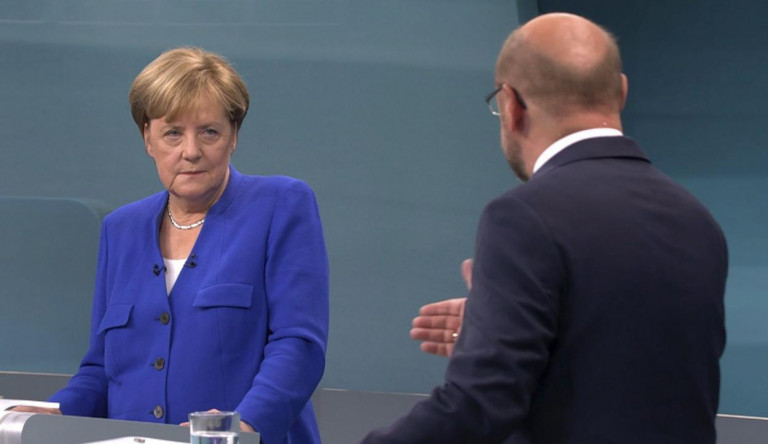 Ezt nagyon benézte: hiába imádkozik a győzelméért, Angela Merkel megint nekiment Orbánnak