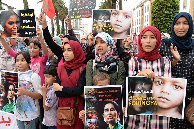 Aung Szan Szú Kji fényképe egy marokkói tüntetésen
