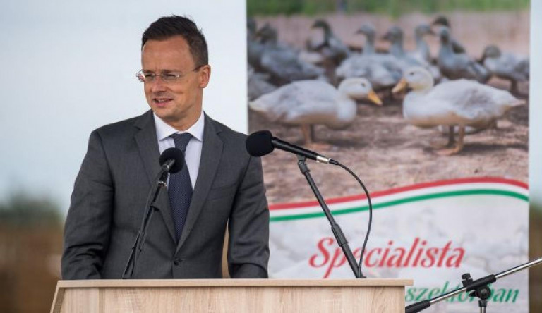 Szijjártó most már tényleg a sarkára állt, s jól visszavágott Merkelnek