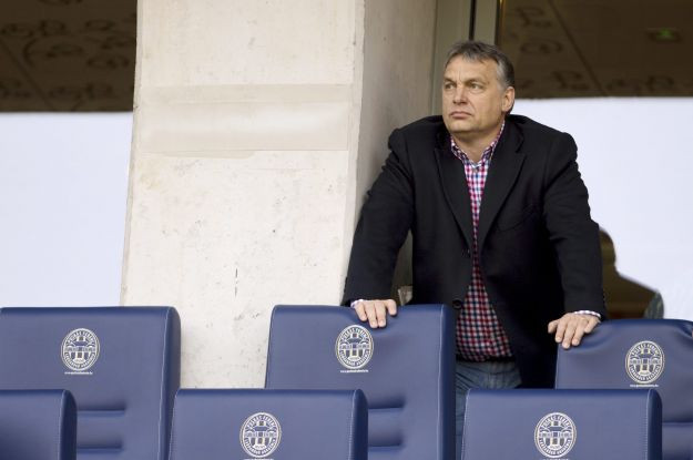Orbán Putyin kesztyűbábja egy lengyel karikatúrán