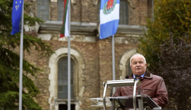 Elindulna a 2018-as választáson a Fidesz által hónapok óta támadott polgármester