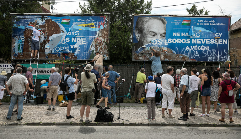 Azt mondja a plakáteltávolítási akció kitalálója, hogy az uszító plakátok eltávolítása állampolgári jog