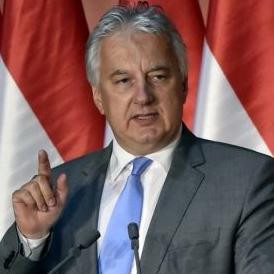 Semjén a szívéhez kapott, mikor Navracsics azt mondta, hogy az Európai Bizottságot nem Soros irányítja
