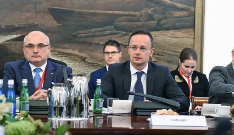Szijjártó hívná a katonákat
