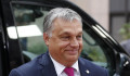 Orbán Viktor hunyorogva és nevetgélve szaladt el a külföldi sajtó kérdései elől