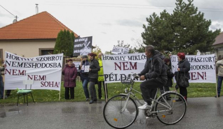 Zárt templomajtók mögött felavatott Horthy-szobor ellen tiltakoznak felvidéki magyarok