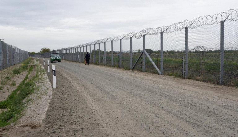 Elfogadta az uniós biztos a meghívást, megnézi Magyarországon a határkerítést