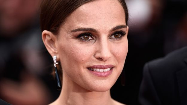 Drogdílerek fenyegették meg Natalie Portman új sorozatának stábját