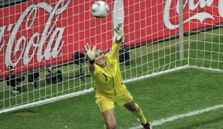 Az amerikai női fociválogatott kapusa azt állítja, Sepp Blatter megfogta a fenekét