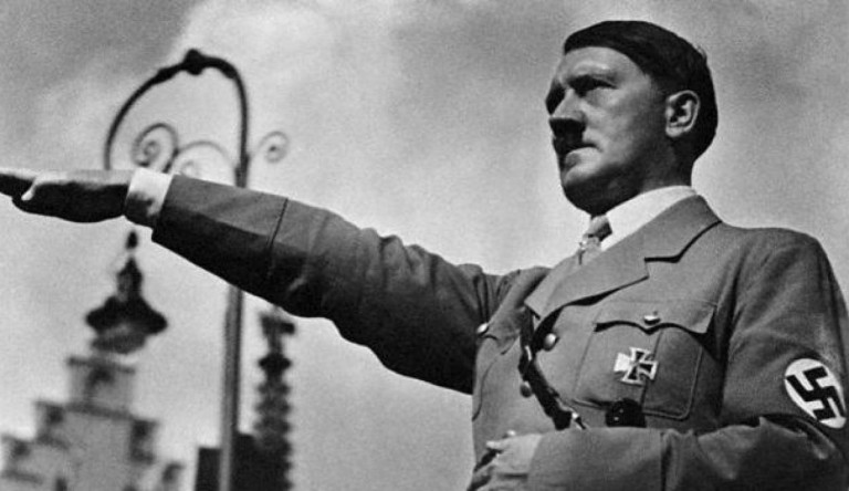 Kaczyński továbbra is szeretne egy kis pénzt Merkeltől Hitlerre hivatkozva, becsületbeli alapon