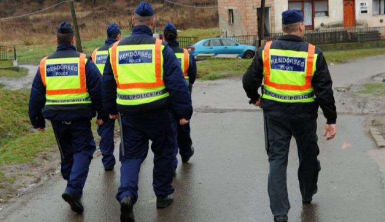 Itt tartunk: a magyarok rendőrt hívnak a külföldiekre, ha azok nem fehér bőrűek