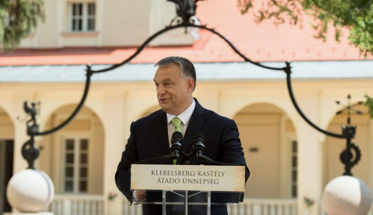 Orbán Viktor teljesen elborult, szerinte erős, határozott családfő kell a magyaroknak