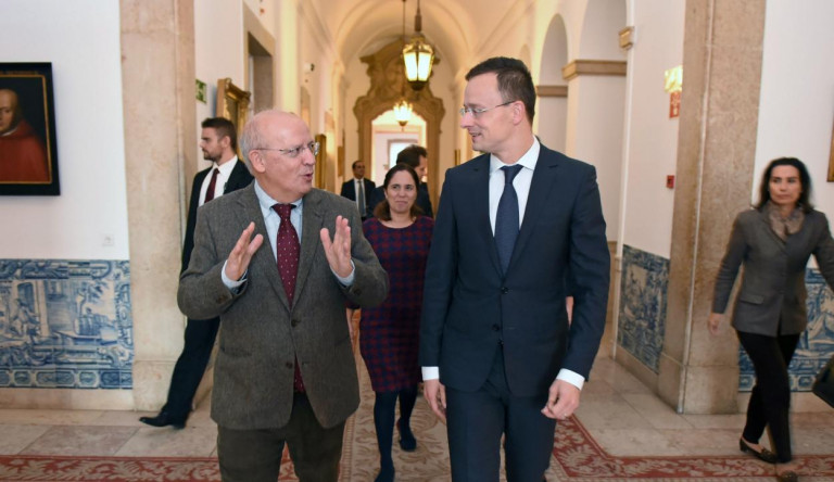 Rendkívüli hír: Szijjártó Péter véletlenül nem egy autokráciát, hanem egy nyugati demokráciát látogatott meg
