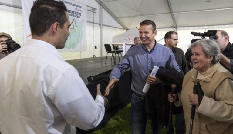 Csak szólunk, hogy a cukisodó Jobbik alelnöke 2017-ben is vállalja Gyurcsány Ferenc „agyonlövését”