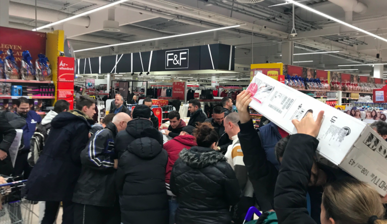 Még nem egészen tiszta Amerika: csak kicsit taposták és lökdösték fel egymást a magyarok a Black Friday reggelén