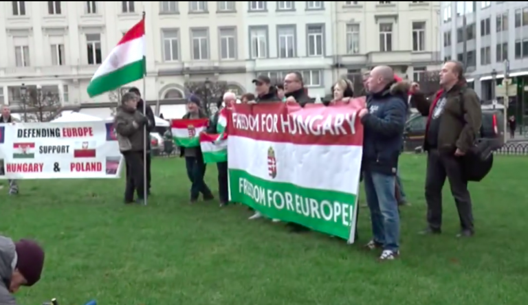 Hírünk a nagyvilágban: szélsőjobboldali jómagyarok ordibálták Brüsszelben, hogy „fuck you, Soros”