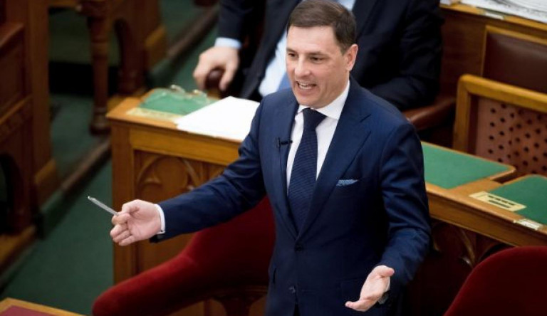 A Fidesz egy olyan Magyarországon él, ahová szerintük özönlenek vissza az eddig külföldön dolgozók