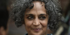 „Két lábon járó vonalkód mindenki” - Arundhati Roy író 