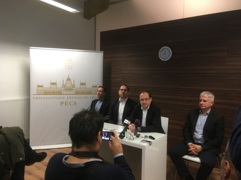 Hoppál arra kéri a pécsieket, ne adjanak bérbe helyiséget a „Soros-kampányközpontnak”