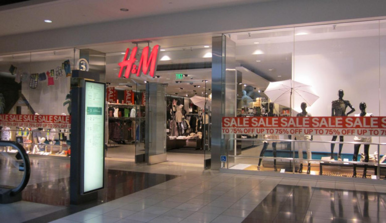 Ha szeret a H&M-ben vásárolni, ennek biztosan nem fog örülni: üzletek bezárását tervezik