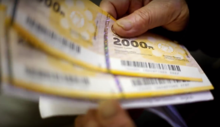Itt az ideje, hogy visszanézzük, milyen volt, mikor tavaly megkapták a nyugdíjasok az Erzsébet-utalványokat