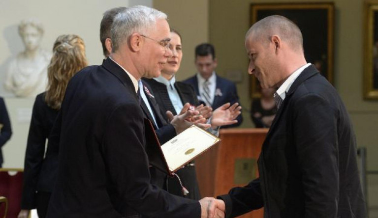 Rengeteg pénzzel dobja meg a kormány a Magyar Idők rovatvezetőjének íróakadémiáját