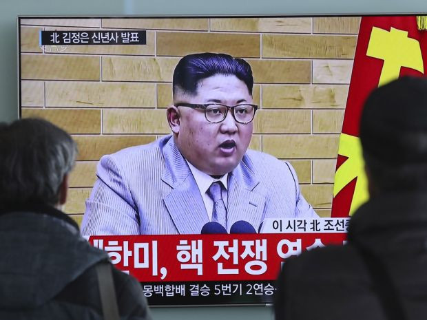 Kim Dzsongun a gombon tartja az ujját