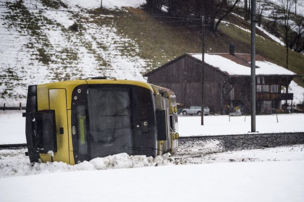Széllökéstől kisiklott a GoldenPass svájci vasúttársaság személyszállító szerelvényének egyik kocsija Svájcban