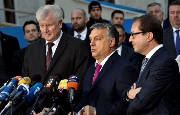 Orbán Viktor miniszterelnök (k), Horst Seehofer bajor tartományi miniszterelnök (b) és Alexander Dobrindt, a Keresztényszociális Unió (CSU) parlamenti képviselő
